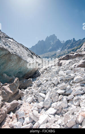 Superficie del ghiacciaio mostrando rocce e ghiaccio. Mer de Glace ghiacciaio. Chamonix. Francia Foto Stock