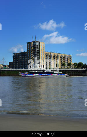 Thames Clipper, Canarie Riverside, Docklands, London E14, Regno Unito Foto Stock