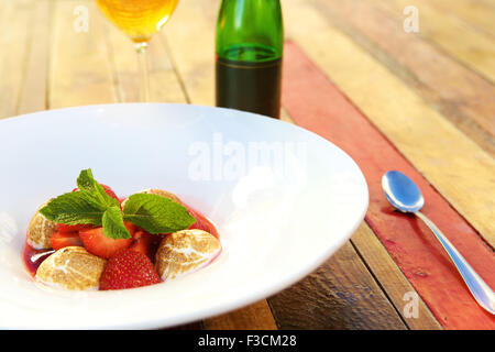 Il dessert di fragole e meringa in un dolce sciroppo di coulis Foto Stock