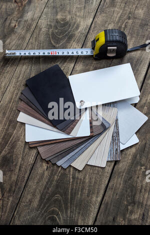Diversi campioni di colore del pavimento di legno su tavola, close up Foto Stock