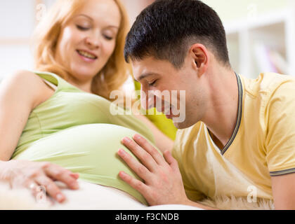 Corse di uomo pancia del suo donna incinta. Attenzione a mio marito ama sua moglie incinta. Foto Stock