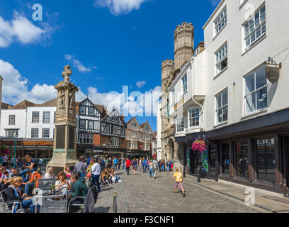 Cafe e negozi su Buttermarket nel centro della città con la Cattedrale Gate Hotel sulla destra, Canterbury, nel Kent, England, Regno Unito Foto Stock
