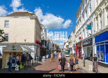 I negozi di High Street nel centro storico della città, Canterbury, nel Kent, England, Regno Unito Foto Stock