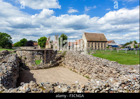 Le rovine di San Augstine's Abbey con la torre della cattedrale di Canterbury dietro, Canterbury, nel Kent, England, Regno Unito Foto Stock