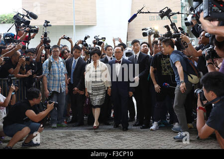 Hong Kong. 5 Ottobre, 2015. Donald Tsang Yam-kuen, ex direttore esecutivo della regione amministrativa speciale di Hong Kong (RASHK), arriva alla magistratura orientale di Hong Kong, Cina del sud, il 5 ottobre 2015, per affrontare due conteggi di colpa in ufficio pubblico. Tsang è stato rilasciato su cauzione in contanti di 100.000 di dollari di HK (12,903 dollari USA) e apparirà alla magistratura orientale di nuovo il 13 novembre. © Ng Wing Kin/Xinhua/Alamy Live News Foto Stock