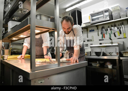 Chef pianificazione per il servizio nel ristorante cucina Foto Stock