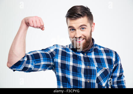 Ritratto di un uomo bello che mostra i suoi muscoli isolati su sfondo bianco Foto Stock