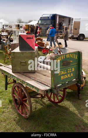 Regno Unito, Inghilterra, Lincolnshire, Lincoln, antiquariato, vecchi camion e trunk di stagno sul display Foto Stock