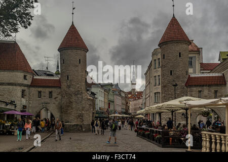 Vista dell'ingresso alla città vecchia di Tallin, Estonia attraverso il Viru cancelli con il Marketpalce oltre Foto Stock