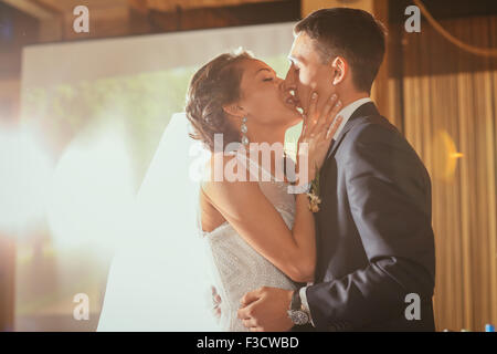 Felice sposa e lo sposo sulla loro nozze Foto Stock