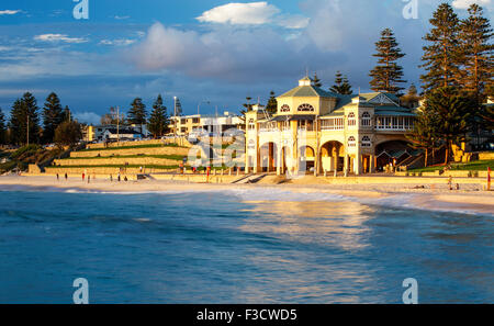 La Indiana Coffeehouse a Cottesloe Beach, Australia occidentale durante il tramonto. Foto Stock