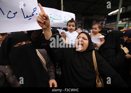 La striscia di Gaza e la striscia di Gaza città di Rafah. 5 Ottobre, 2015. Una donna Palestinese gridare anti-Israeliano di slogan durante una manifestazione di protesta per mostrare solidarietà con i palestinesi di scontrarsi con forze di sicurezza israeliane a Gerusalemme al-Aqsa moschea, nel sud della striscia di Gaza città di Rafah, il 5 ottobre 2015. © Khaled Omar/Xinhua/Alamy Live News Foto Stock