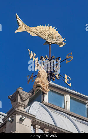 Città di Londra un appropriato banderuola che sormontano il Vecchio Mercato del Pesce di Billingsgate edificio Foto Stock