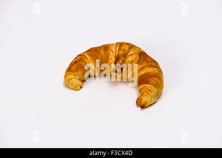 Un pane appena sfornato, croissant, visualizzato sul tavolo bianco Foto Stock