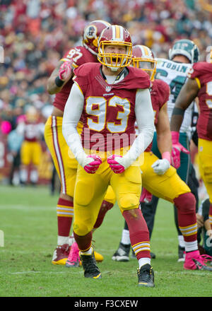 Washington Redskins fuori linebacker Trento Murphy (93) celebra la fine del quarto trimestre sacco nella partita contro il Philadelphia Eagles al campo di FedEx in Landover, Maryland il 4 ottobre 2015. Il Redskins ha vinto il gioco 23-20. © dpa picture alliance/Alamy Live News Foto Stock