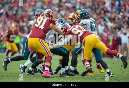 Washington Redskins fuori linebacker Ryan Kerrigan (91) e fuori linebacker Trento Murphy (93) Sacco di Philadelphia Eagles quarterback Sam Bradford (7) in ritardo nel quarto trimestre a FedEx in campo Landover, Maryland il 4 ottobre 2015. Il Redskins ha vinto il gioco 23-20. © dpa picture alliance/Alamy Live News Foto Stock