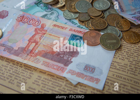Rubli Russi e delle banconote in euro e dollari monete Foto Stock
