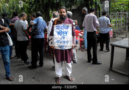 Kolkata, India. 05 ott 2015. La Calcutta Press Club ha organizzato un raduno di lunedì per protestare contro la brutale aggressione su supporti. Ci sono intorno a migliaia di persone di media hanno partecipato al rally di condannare l'attacco. Photojournalists mettere le loro macchine fotografiche in basso durante la marcia di protesta a Kolkata. Almeno 21 giornalisti sono stati barbaramente sezionate e le loro attrezzature rotte presumibilmente da goons di sentenza partito Trinamool tenendo relazioni su rampanr rigging in cabine di polling attraverso Bidhan Nagar e Salt Lake area. Credito: PACIFIC PRESS/Alamy Live News Foto Stock