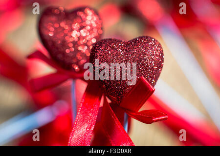 Valentines Vintage cuori fatti a mano su sfondo di legno. Valentino su legno. In stile retrò sfondo. Il giorno di San Valentino Foto Stock