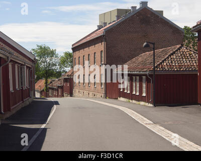Lavoratori cottages fino a 250 anni di Moss, Ostfold Norvegia, rosso clapboard case per le ferriere locali Foto Stock