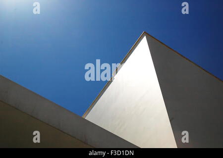 Parete edilizia che riflette la luce solare Foto Stock