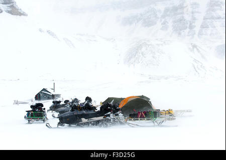 Basecamp con tende e motoslitte in snowblizzard, Gipsdalen, Spitsbergen Svalbard, Norvegia. Foto Stock