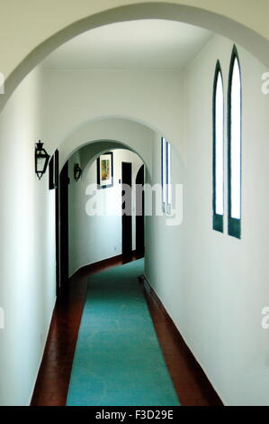 Classic hotel corridoio con archi e finestre ad arco. In bianco e nero disponibili Foto Stock