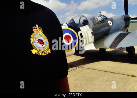 Un due-sede MJ627 Spitfire T9 Mk IX nei segni di 441() RCAF Squadron RAF Coded 9G:P. In Inghilterra. Regno Unito Foto Stock