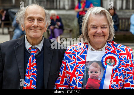 Una coppia patriottica Unione indossa abiti di bandiera a perlacea re e regine di Harvest Festival tenutosi presso la Guildhall, London, Regno Unito Foto Stock