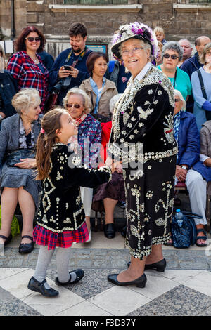 Una regina di perla e perlacea Princess all annuale perlacea re e regine di Harvest Festival tenutosi presso la Guildhall, London, Regno Unito Foto Stock