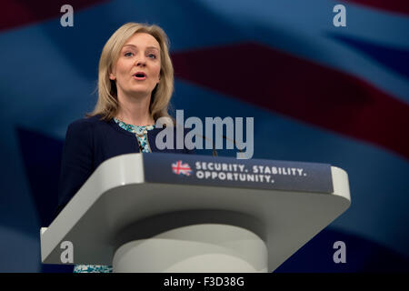 Manchester, Regno Unito. Il 5 ottobre 2015. L'Rt Hon Elizabeth Truss MP, Segretario di Stato per l'ambiente, l'alimentazione e gli affari rurali parla al giorno 2 del 2015 Congresso del Partito Conservatore di Manchester. Credito: Russell Hart/Alamy Live News. Foto Stock