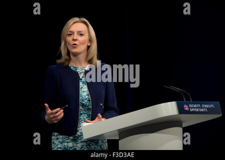 Manchester, Regno Unito. Il 5 ottobre 2015. L'Rt Hon Elizabeth Truss MP, Segretario di Stato per l'ambiente, l'alimentazione e gli affari rurali parla al giorno 2 del 2015 Congresso del Partito Conservatore di Manchester. Credito: Russell Hart/Alamy Live News. Foto Stock
