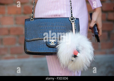 La donna pone per i fotografi prima di Fendi show con Chanel coccodrillo sacchetto durante la settimana della moda milanese il giorno 2 Foto Stock