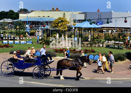 Cavallo e Carrozza lungo Skegness promenade. Lincolnshire. In Inghilterra. Regno Unito Foto Stock