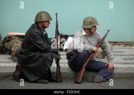 Reenactors vestiti come i ribelli ceca frequentare la rievocazione storica del 1945 insurrezione di Praga a Praga, nella Repubblica Ceca il 9 maggio 2015. Foto Stock