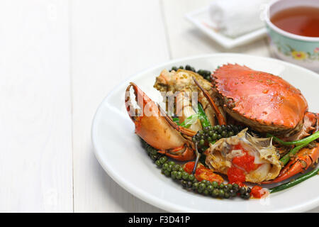 Stir-granchi fritti con verde kampot pepe, cucina cambogiano isolati su sfondo bianco Foto Stock