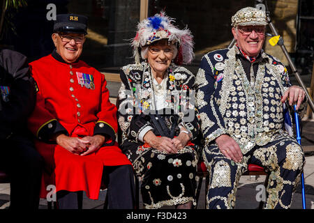 Perlacea re e regine e Chelsea pensionati all annuale perlacea re e regine di Harvest Festival, la Guildhall, London, Regno Unito Foto Stock