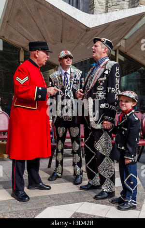 Re di perla e un pensionato di Chelsea all annuale perlacea re e regine di Harvest Festival tenutosi presso la Guildhall, London, Regno Unito Foto Stock