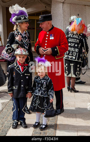 Una principessa di perla in chat con un pensionato di Chelsea a perlacea re e regine di Harvest Festival, la Guildhall, London, Regno Unito Foto Stock