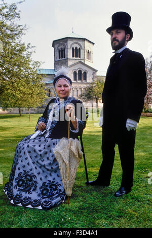 La regina Vittoria e il Principe Alberto i personaggi in costume che pongono al di fuori del mausoleo. Frogmore. Windsor. Berkshire. In Inghilterra. Regno Unito Foto Stock