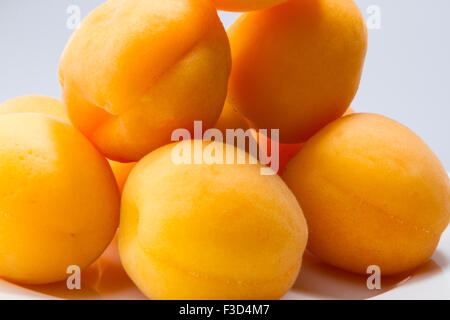 Albicocca frutti con foglie isolati su sfondo bianco Foto Stock