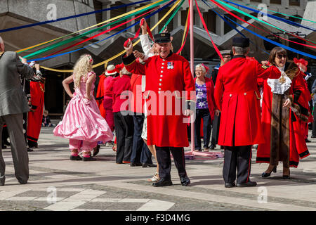 Chelsea pensionati scherzare con la folla mentre sta prendendo parte ad un tradizionale Maypole danza, Harvest Festival, London, Regno Unito Foto Stock