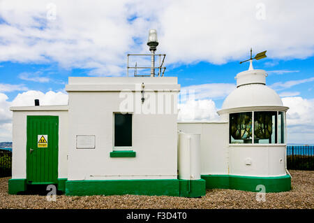 Il bianco e il verde verniciato piccolo faro alla fine di Berry Head che fa parte della catena della costa sud beacon Foto Stock