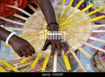 Artigianato - Una donna che fa il basket . Foto Stock