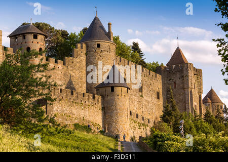Fortificata medievale rocca del castello di parete Carcassonne Aude Languedoc Rosellón Francia Europa Foto Stock