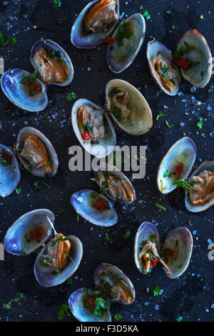 Alcune vongole cotte Foto Stock