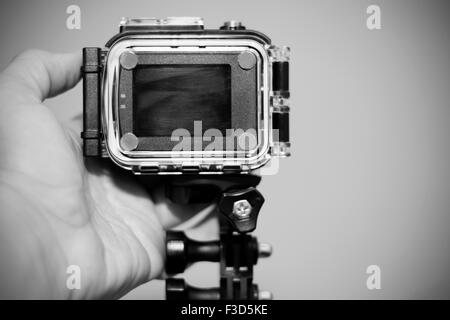 Azione piccola macchina fotografica in mano pronta per lo snorkeling e le immersioni subacquee con l'utilizzo della custodia impermeabile dalla parte posteriore e anteriore. Molto popolari ga Foto Stock