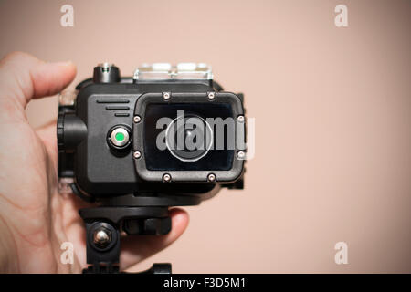 Azione piccola macchina fotografica in mano pronta per lo snorkeling e le immersioni subacquee con l'utilizzo della custodia impermeabile dalla parte posteriore e anteriore. Molto popolari ga Foto Stock