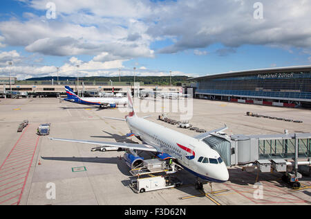 Zurigo - 21 settembre: piani preparando per prendere il via al Terminal A dell'aeroporto di Zurigo il 21 settembre 2014 a Zurigo, Switzerla Foto Stock