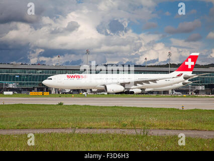 Zurigo - 21 settembre: piani preparando per prendere il via al Terminal A dell'aeroporto di Zurigo il 21 settembre 2014 a Zurigo, Switzerla Foto Stock